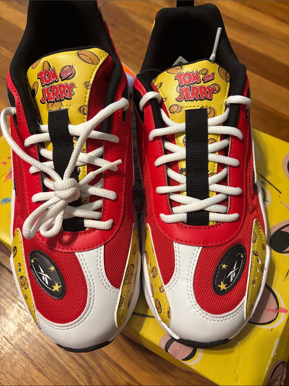 Reebok Vector Runner Tom & Jerry Red White Yellow Black Sneakers Shoes - Picture 3 of 10